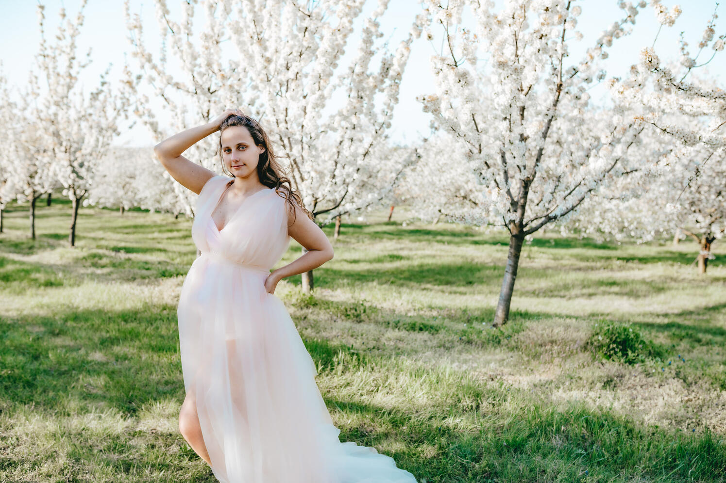 Kismama a virágzó meggyfák között