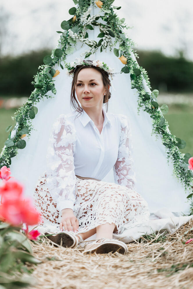 Anya fotózása a tulipánosban virágkoszorúval a fején