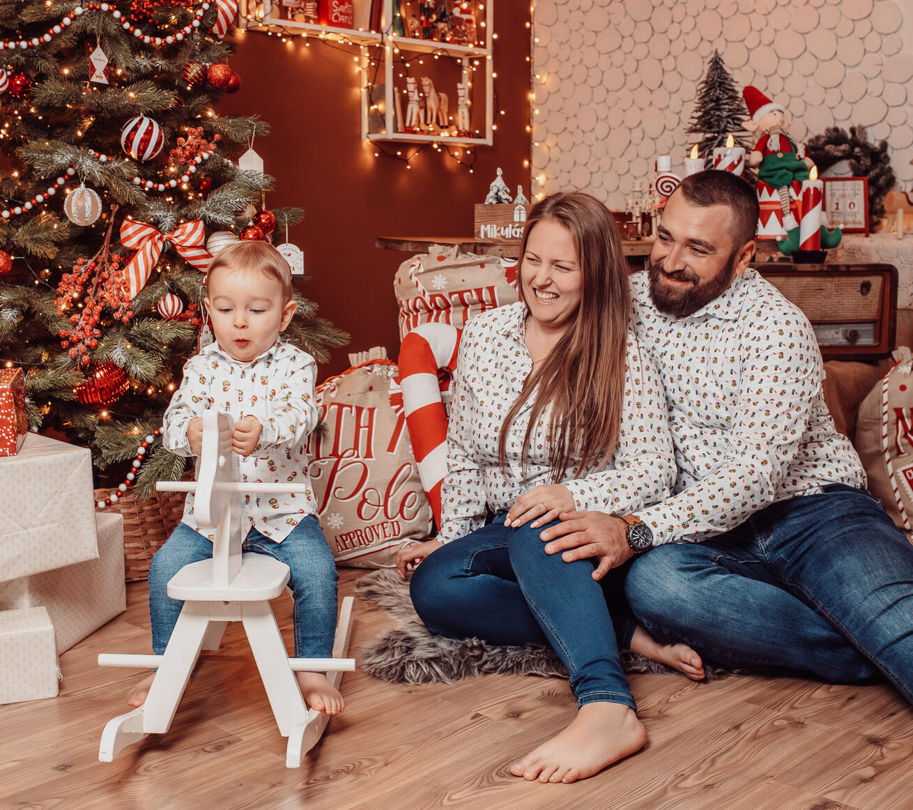 Karácsonyi családi fotózás stúdióban egy fiú gyermekkel