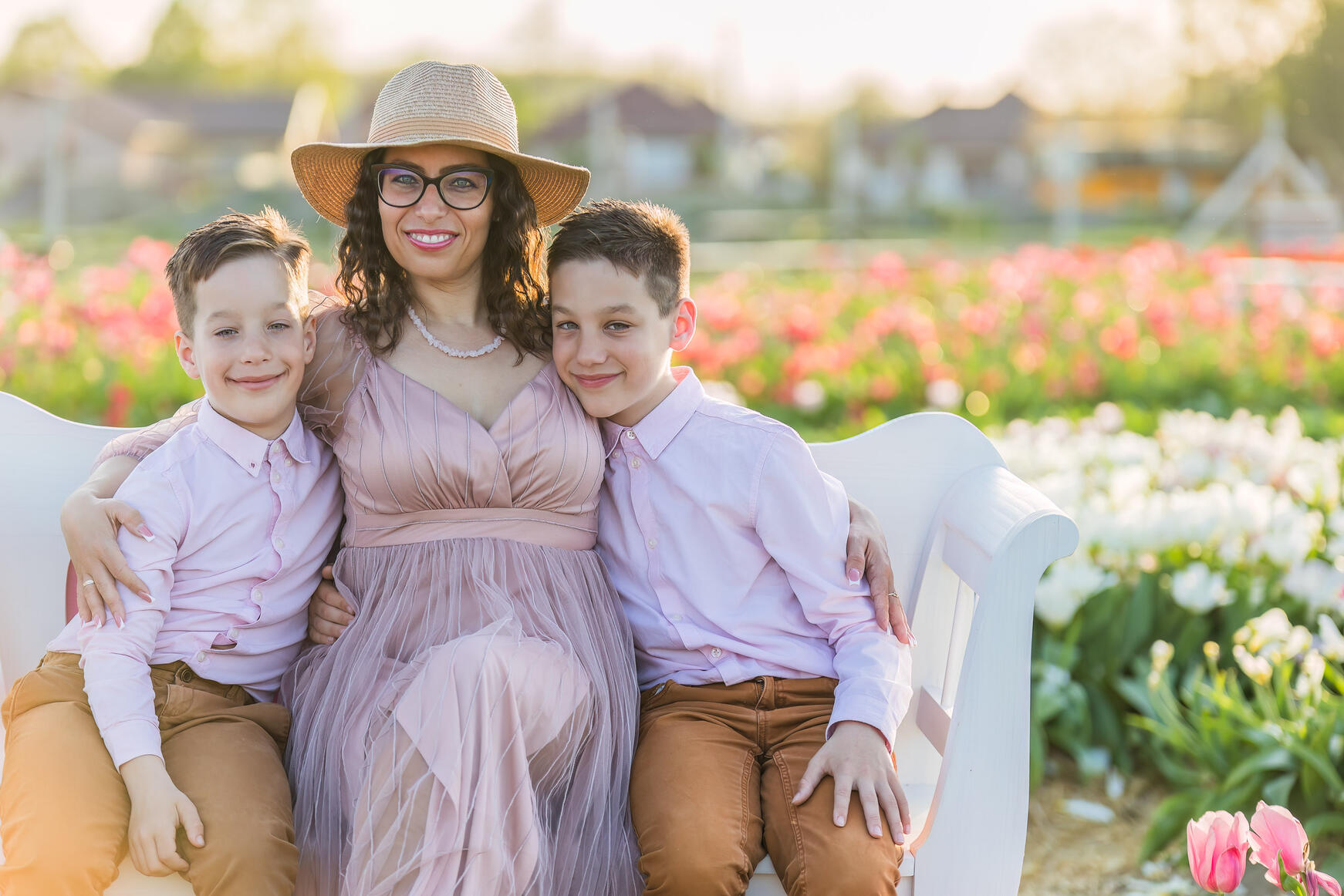 Családi fotózás Anya két fiú gyermekkel a tulipánoskertben