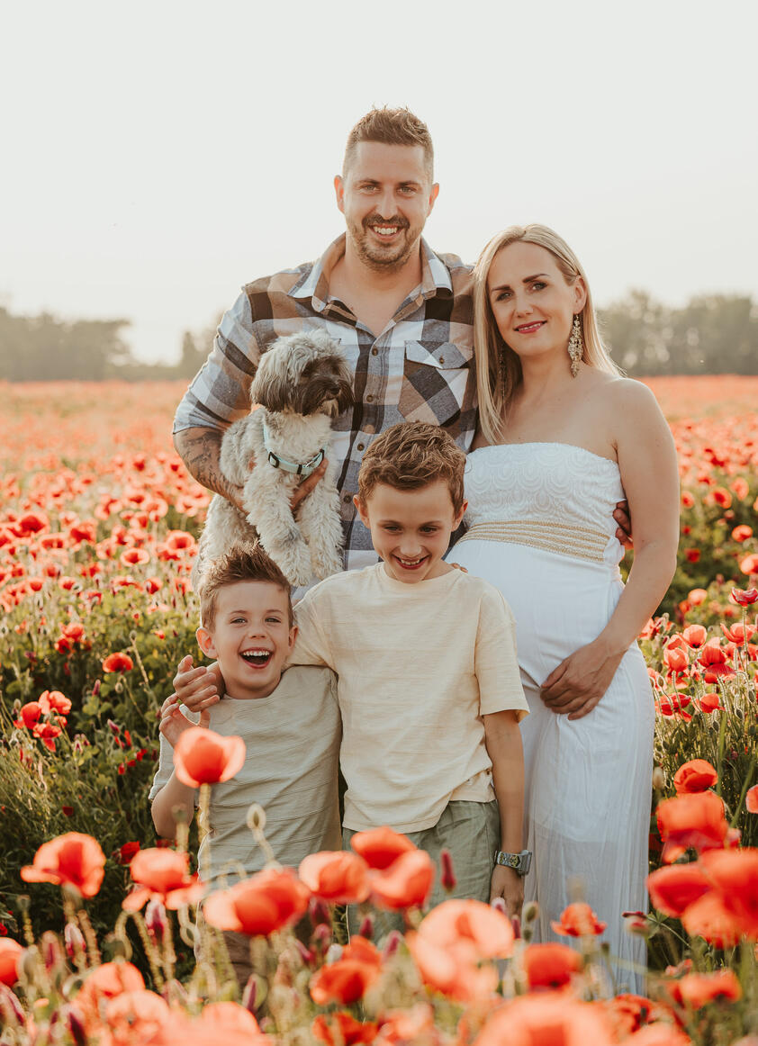 Család két fiú gyerekkel a pipacsok közt