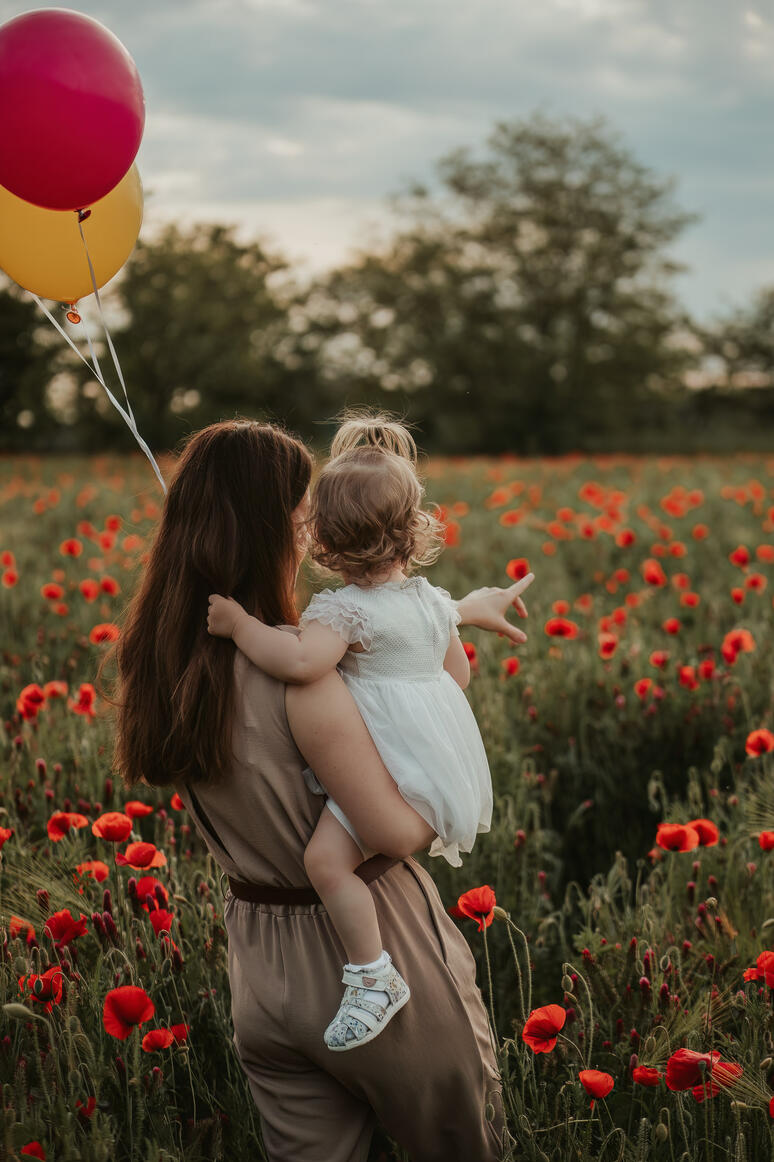 Pipacsos fotózás anya lány gyermekével és egy lufival