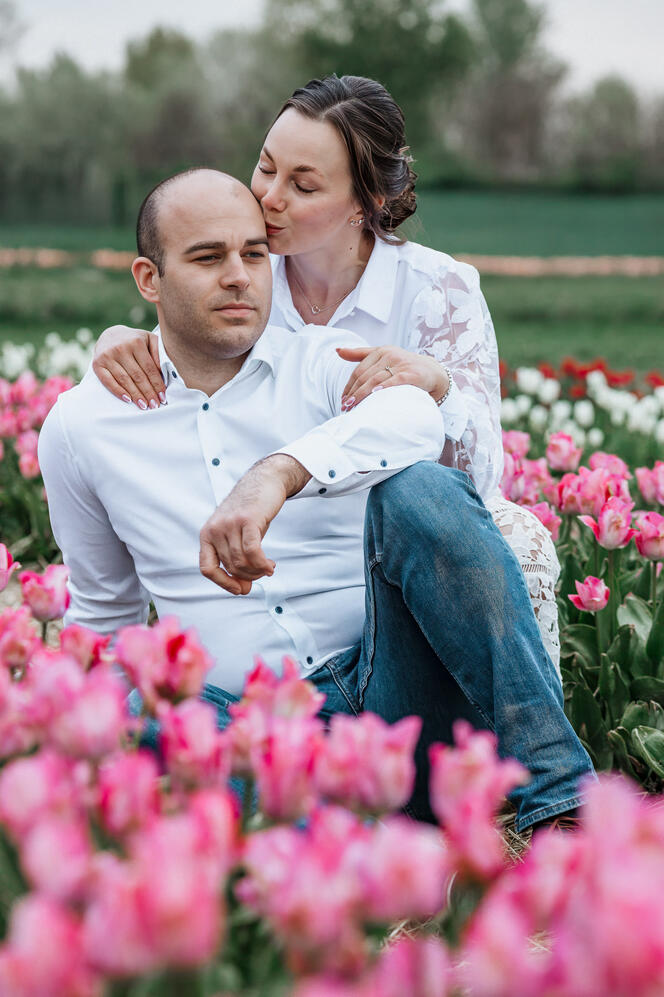 Páros fotózás Szerelmes pár a tulipánok közt