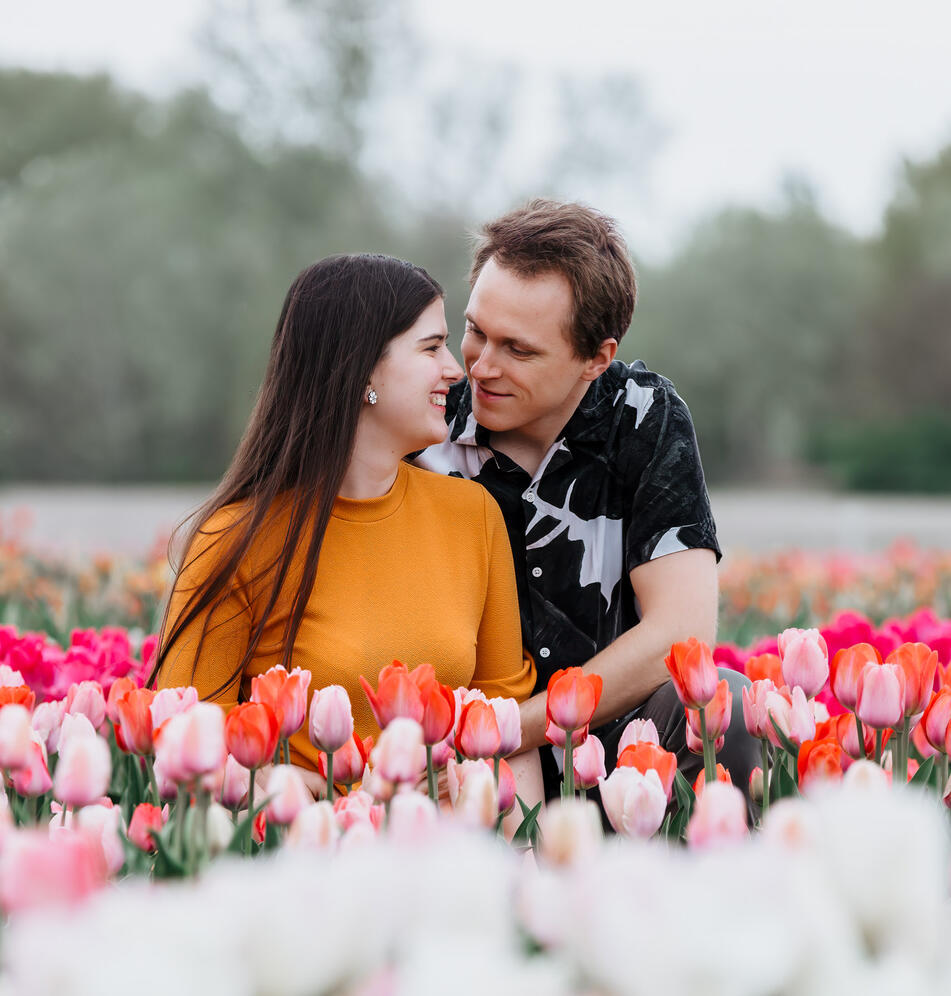 Szerelmes pár fotózása a tulipánosban tavasszal